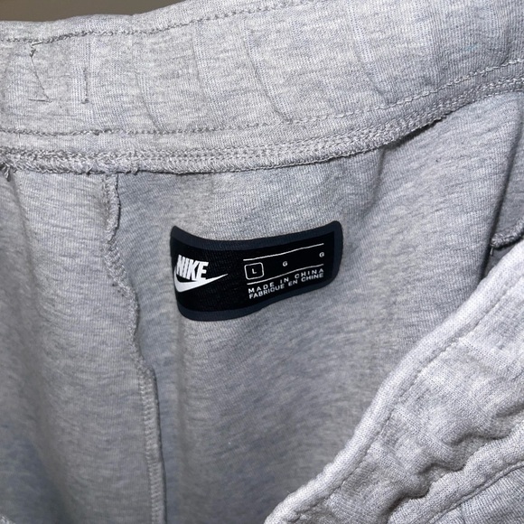 Nike Men’s Tech Fleece Shorts - L - Picture 3 of 3